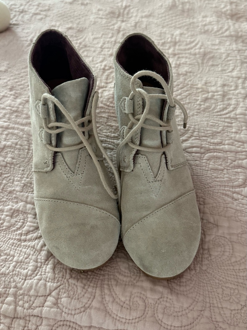 Toms-Women's Suede Lace-Up Ankle Boots in Light Gray